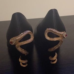 AKIRA AZALEA WANG QUEEN OF KINGS STILETTO PUMP IN BLACK